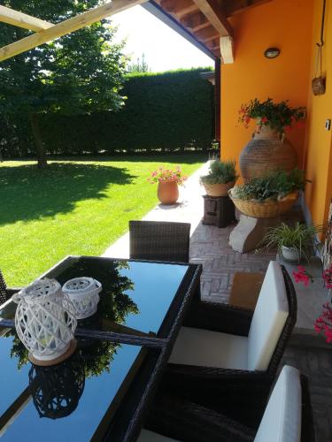 a patio with a table and chairs and plants at La Brigata Apartments Orange House in Cavallino-Treporti