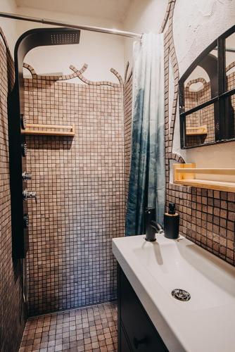 a bathroom with a sink and a shower at Jama Jagodna in Spalona