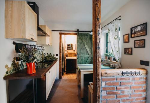 a kitchen with a brick wall at Jama Jagodna in Spalona