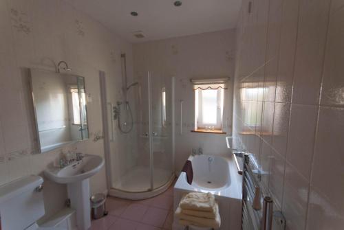 Greyfield Farm Cottages tesisinde bir banyo