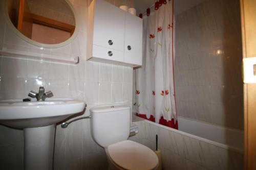 エンプリアブラバにあるGran Reserva Empuriabravaの小さなバスルーム(トイレ、シンク付)