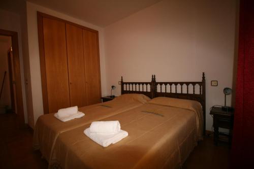 エンプリアブラバにあるGran Reserva Empuriabravaのベッドルーム1室(ベッド1台、タオル2枚付)
