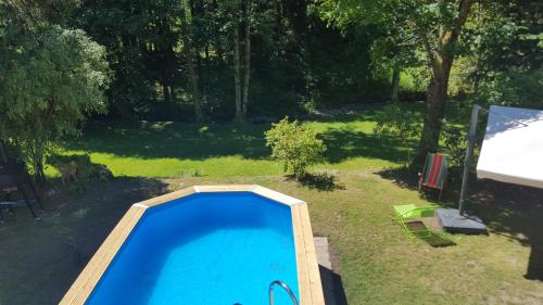 - une vue sur la piscine dans la cour dans l'établissement Gite de Papy TOUALY, à Bussang
