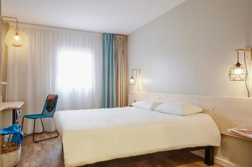 Postel nebo postele na pokoji v ubytování ibis Thalassa Hyeres Plage