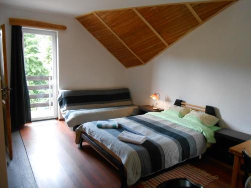 sypialnia z łóżkiem i dużym oknem w obiekcie Baza Ck w mieście Giżycko