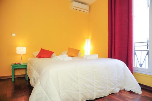 une chambre avec un lit blanc et une fenêtre dans l'établissement Suite ST Geneviève Five stars holiday house, à Nice