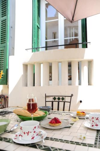 une table avec des tasses et des assiettes de nourriture dans l'établissement Suite ST Geneviève Five stars holiday house, à Nice