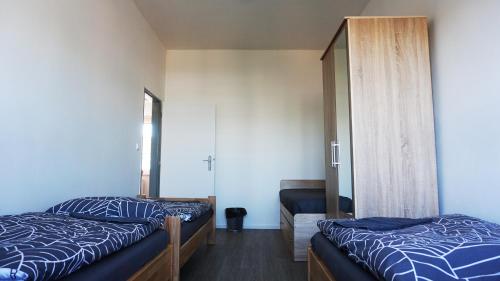 Apartment MDK Sokolov tesisinde bir odada yatak veya yataklar