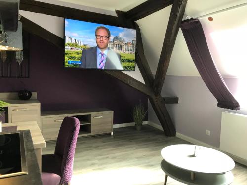 Televisyen dan/atau pusat hiburan di Apartmenthaus Burgenheimat in Rhens bei Koblenz