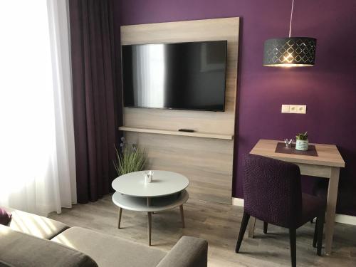 Televisyen dan/atau pusat hiburan di Apartmenthaus Burgenheimat in Rhens bei Koblenz