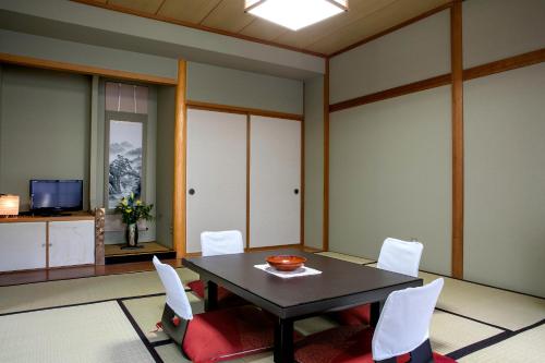 TV a/nebo společenská místnost v ubytování Ryokan Warabino