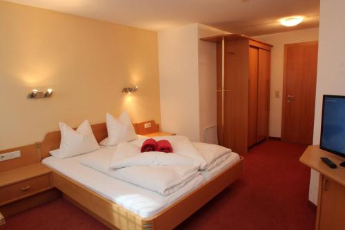 イシュグルにあるApart Maximilianのベッドルーム1室(白いベッド1台、赤いバックパック付)