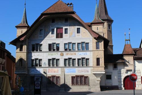 an old building with a turret on a street at wolke 4 in Büren an der Aare