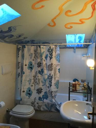 een badkamer met een toilet en een wastafel bij suite al Pian in I Gugi