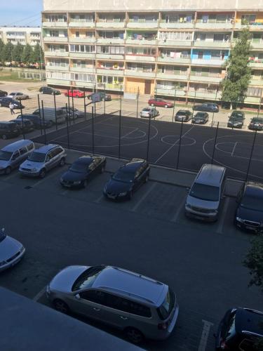ein Parkplatz mit Autos vor einem Gebäude in der Unterkunft Celtnieku 14 in Ventspils