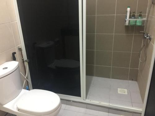 Bathroom sa Apartment in Kumbang Pasang BSB