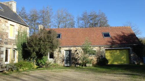 an old stone house with a red roof at Tonn"O Loisirs in Servel