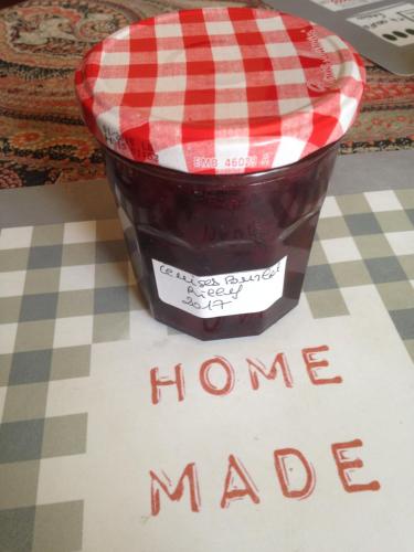 a jar of home made jam on a table with a home made sign at Chambre chez l'habitant sur petite place in Reims