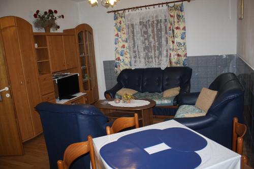 uma sala de estar com um sofá e uma mesa em Toni i Kristina em Baska