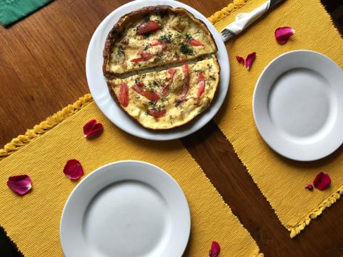 een pizza op een bord op een tafel met twee borden bij Khorol-1 Motel in Khorol