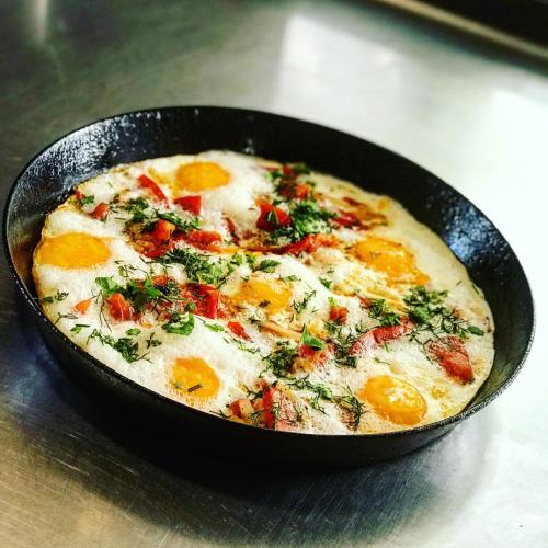 een koekenpan met een pizza met eieren erop bij Khorol-1 Motel in Khorol