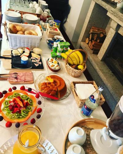 ein Tisch mit einem Buffet mit Speisen darauf in der Unterkunft Solar Quinta da Portela - Douro in Santa Marta de Penaguião