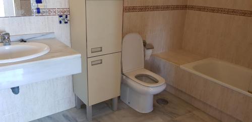 ベナルマデナにあるCalaquebradaのバスルーム(洗面台、トイレ、バスタブ付)