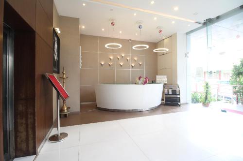 eine große Lobby mit einer Badewanne in einem Gebäude in der Unterkunft Hotel Executive Silver Inn in Aurangabad