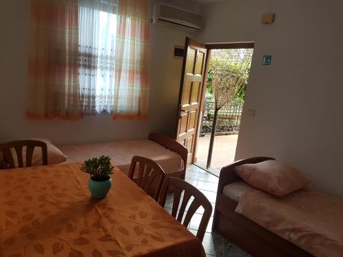 salon ze stołem i kanapą w obiekcie Apartman Edin w mieście Umag