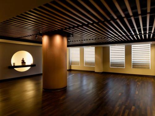 an empty room with a pole in the middle of a room at Battery Wharf Hotel, Boston Waterfront in Boston