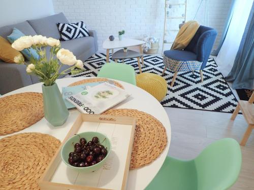 ein Zimmer mit einem Tisch und einer Obstschale darauf in der Unterkunft Apartament Przy Muzeum in Ustka