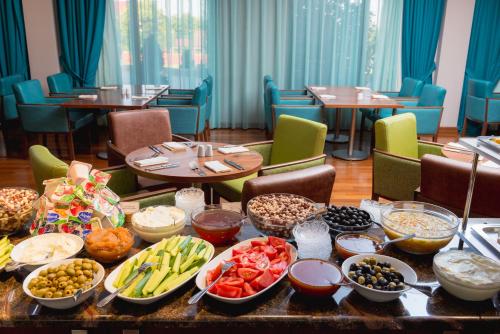 un tavolo con molte ciotole di cibo sopra di El Resort Hotel a Qax