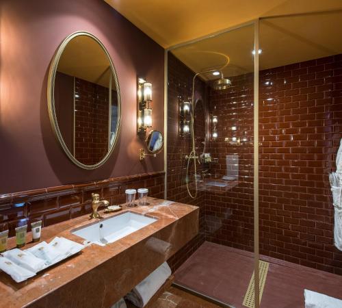 a bathroom with a sink, mirror, and bathtub at Vincci Mae in Barcelona