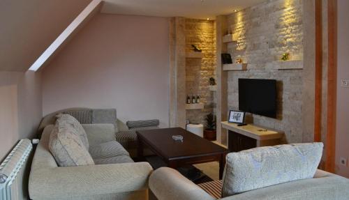 毛茛的住宿－Villa Zabljak，客厅配有两张沙发和一台电视机