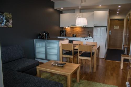 Η κουζίνα ή μικρή κουζίνα στο Vierumäki Chalets 4414