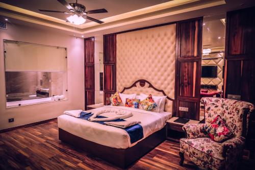 Postel nebo postele na pokoji v ubytování Hotel Vintage Chandigarh Zirakpur