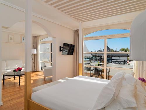 A bed or beds in a room at H10 Rubicón Horizons Collection