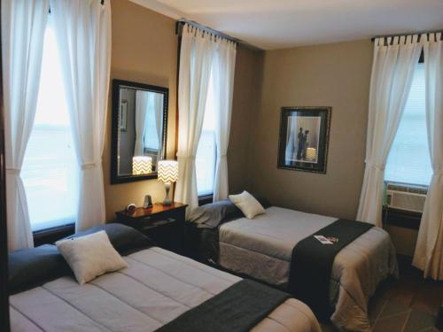 Un pat sau paturi într-o cameră la Carraway Guest House