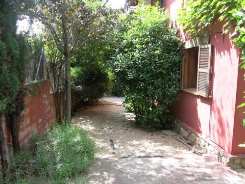 an alley with a red building and a window at Chalet Navacerrada Piscina Privada in Navacerrada