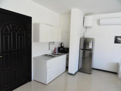 Kuchyň nebo kuchyňský kout v ubytování Diyarkom Apartment
