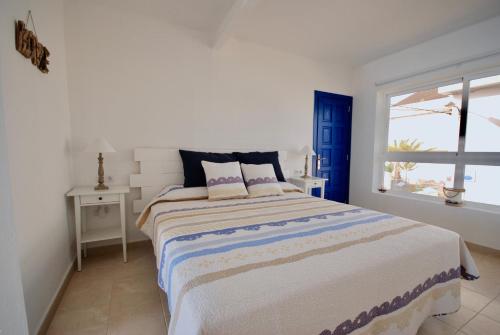 A bed or beds in a room at Sailor Lovers - Jacuzzi Fuerteventura