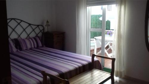 Tempat tidur dalam kamar di B&B Nerja