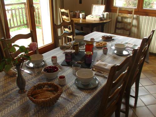 una mesa con un mantel con comida. en Abeille Saint Michel, en Marthod
