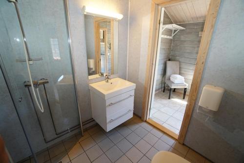 een badkamer met een douche, een wastafel en een toilet bij Lillehammer Turistsenter Camping in Lillehammer