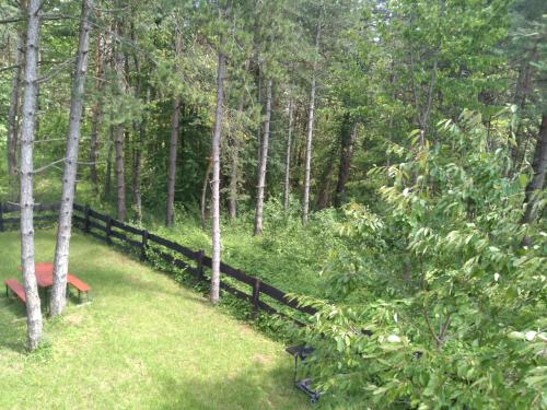 Κήπος έξω από το Plitvice Lakes Holiday Lodge