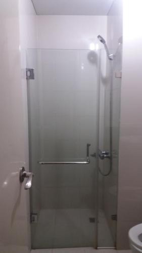 baño con cabina de ducha con puerta de cristal en One Palm Tree Villas close to Manila Airport - Terminal 3, en Manila