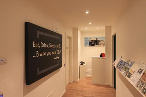 a hallway with a black picture on the wall at Amata Valgre Affittacamere, comfort e pulizia eccezionali!! in Olginate