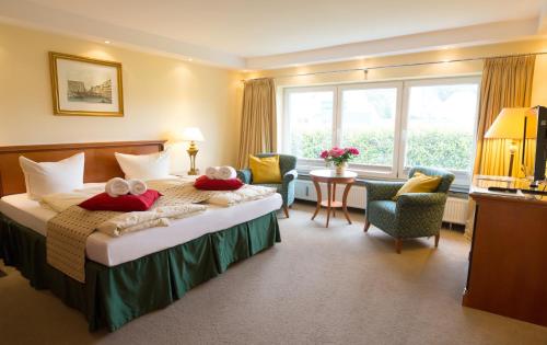 een hotelkamer met een bed met twee teddyberen erop bij Villa Godewind in Travemünde