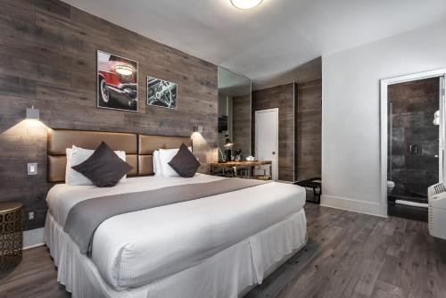 En eller flere senge i et værelse på Century Hotel