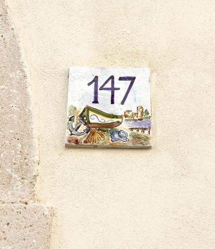 a sign on the side of a wall with at La Casa del mare in Syracuse